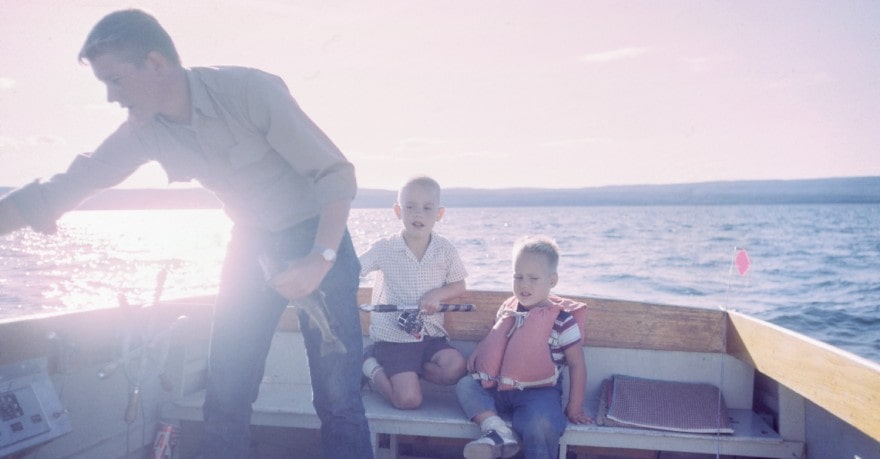 pere avec deux enfants sur bateau pour apprendre à pêcher