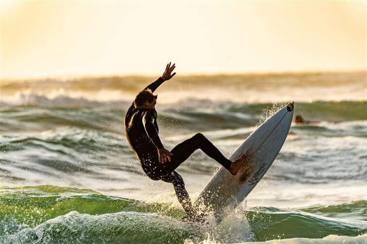 photographie de l'homme surfeant au foyer peu profond
