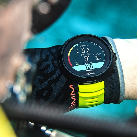 un homme regarde sa montre noir et fluo