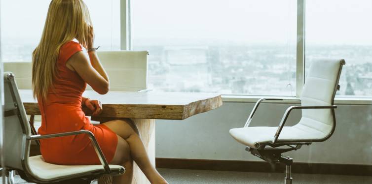 femme ayant une posture droite avec les jambes croisées