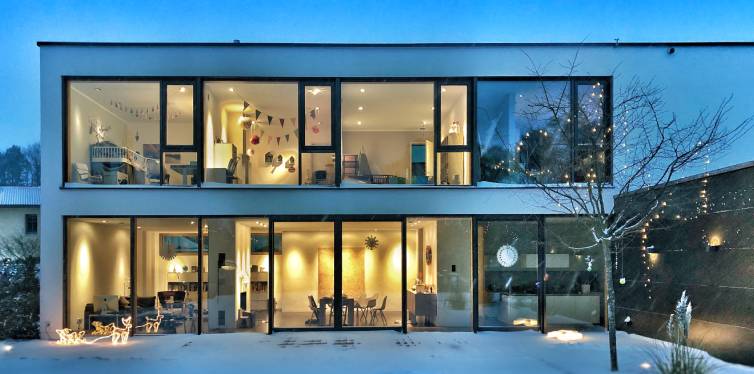 une maison dans la neige confortable avec l'iot